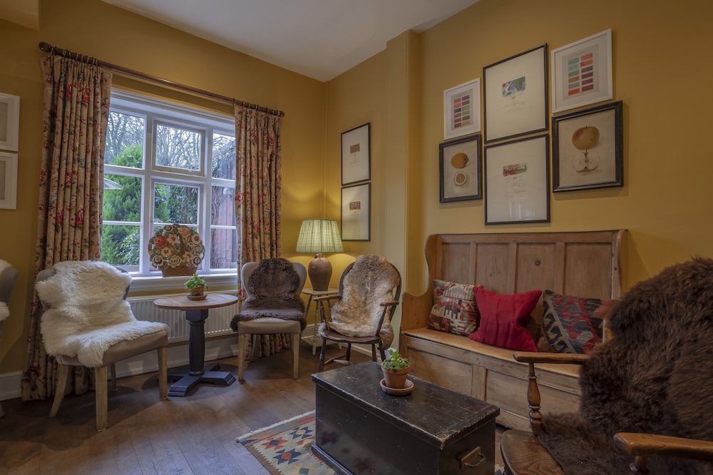 Aylesbury Vacations - The Five Arrows Hotel - Property Image 21