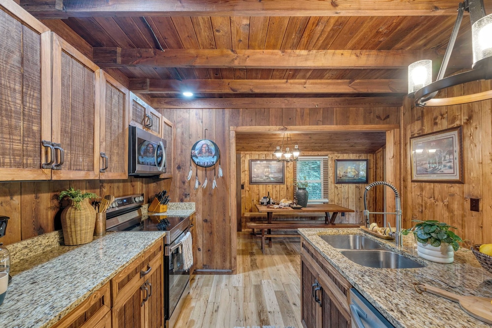 Riverwood Gatlinburg/pigeon Forge Cabin w/ River Views