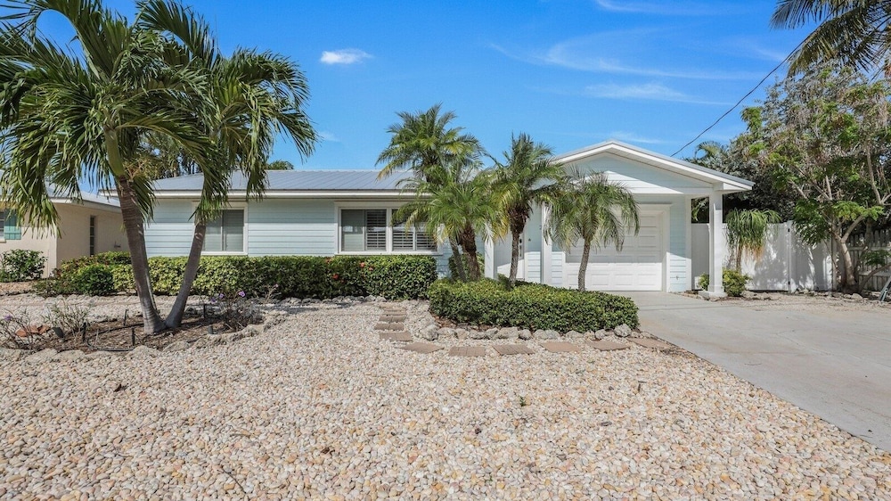 Gladiolus On The Water 3 Bedroom Home by RedAwning