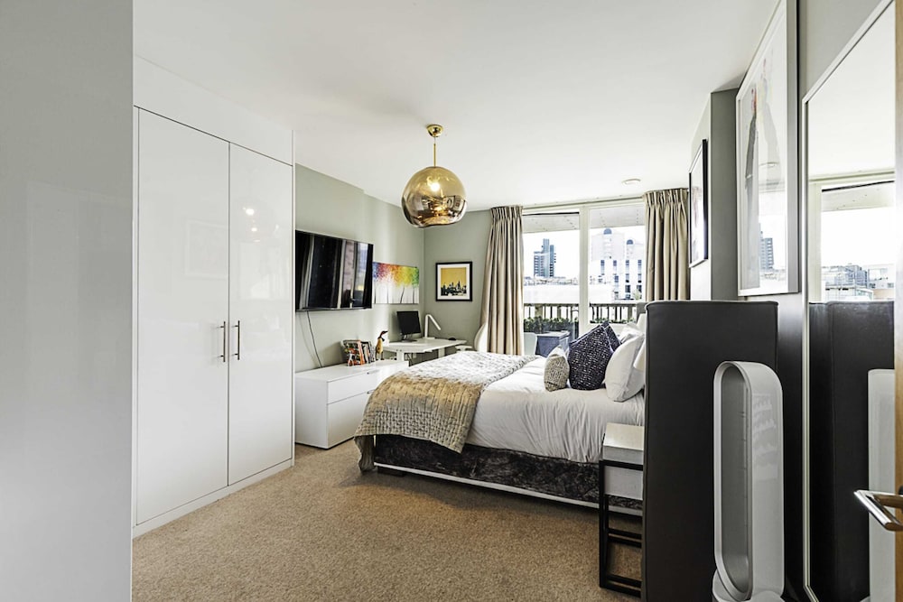 Beautiful One Bed Apartment in East Putney view 2