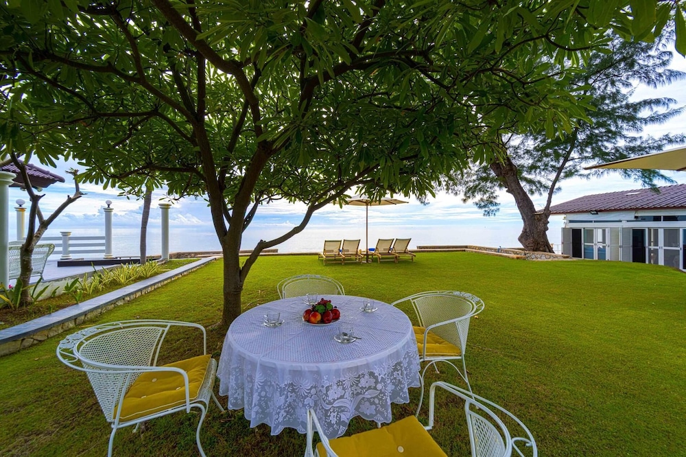 Oceanfront 6 Bedroom Twin Villas OV6