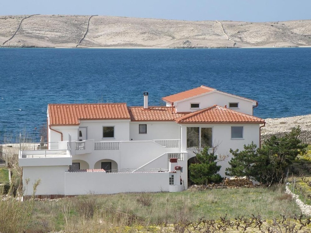 Maestro - 30m From the Beach & Parking - A2 view 2