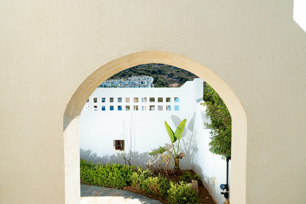Okirroi Villas