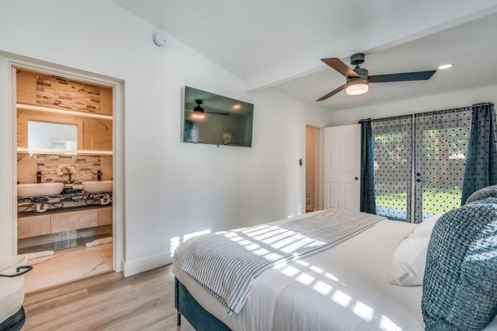 Friendly Fox Luxury Pool & Spa - Near Dt & Beach 4 Bedroom Home
