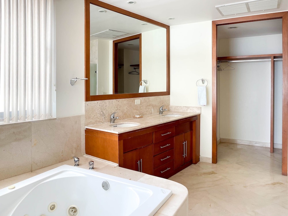 Quiet Beachfront Condo With Pools Private Beach