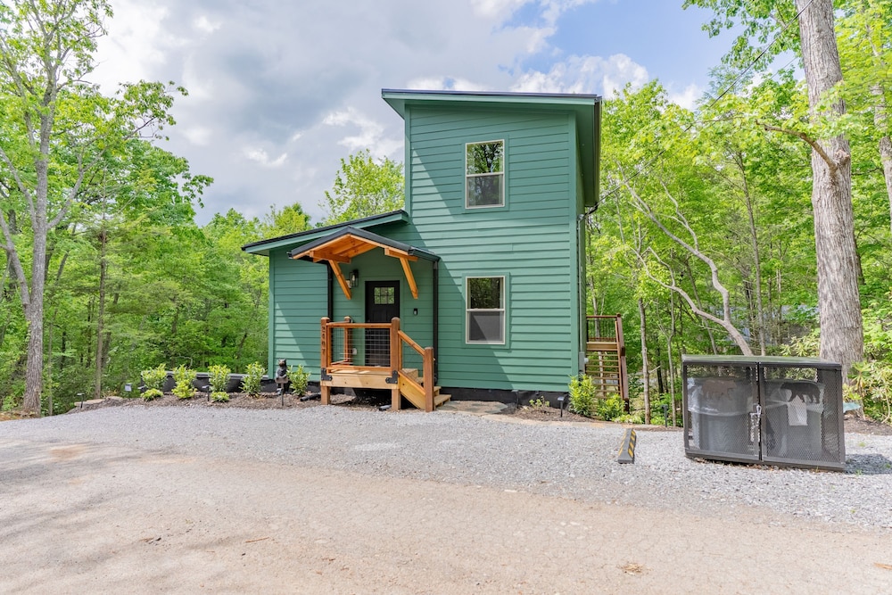2 Brand New Cabins for Family Retreat