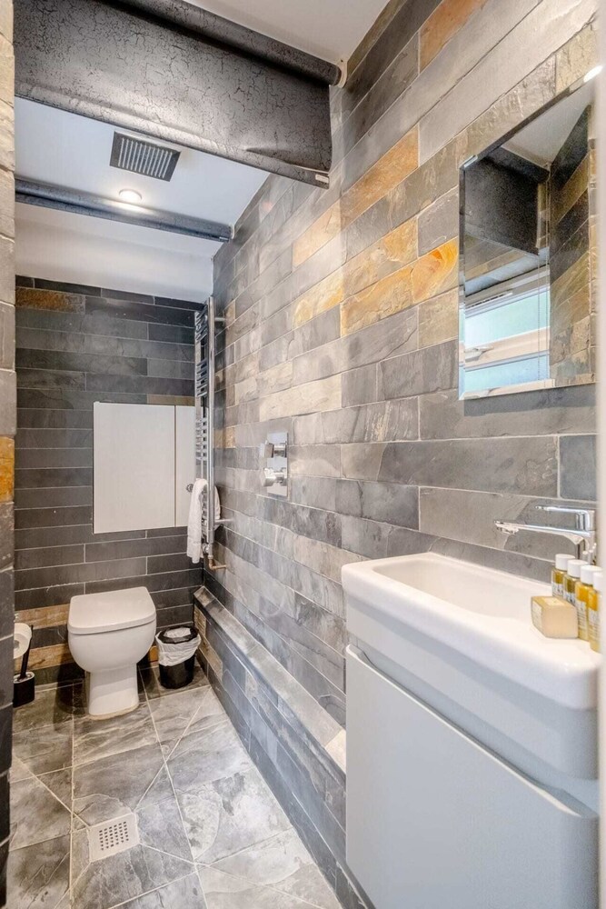 Gorgeous 2BD Flat With Patio - South Kensington!
