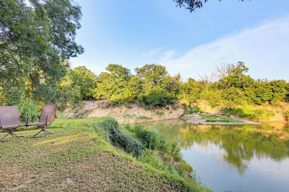 Private Pool: Fun Riverfront Retreat in Hamilton!
