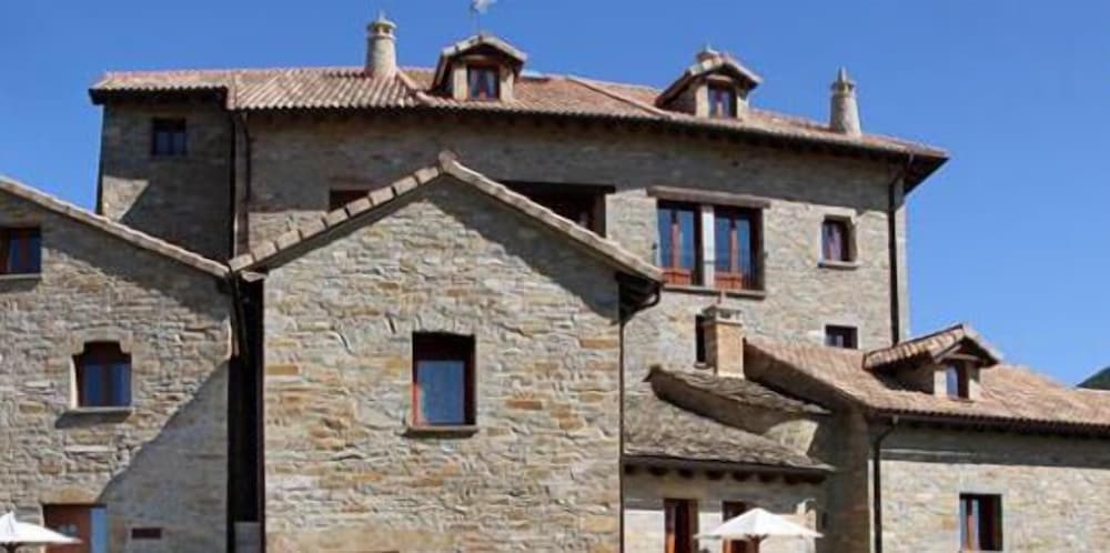 Casas Pirineo Aínsa: Historic Palace & Garden