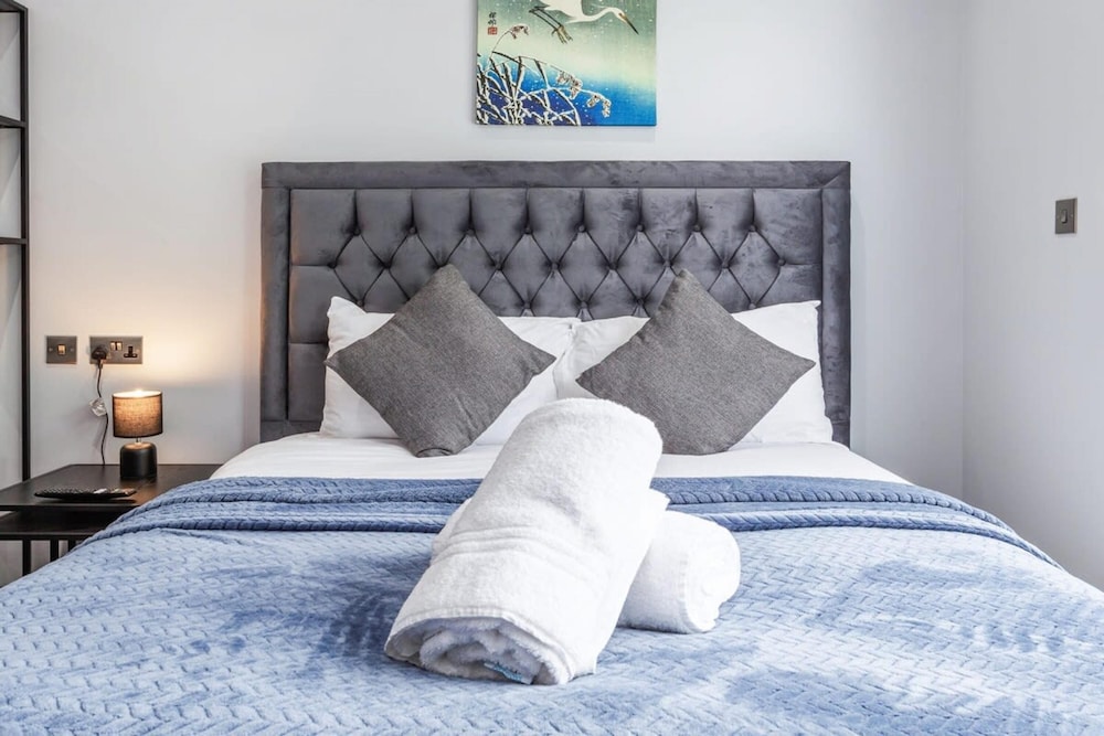 Serviced Modern Luxury Flat Near Central London