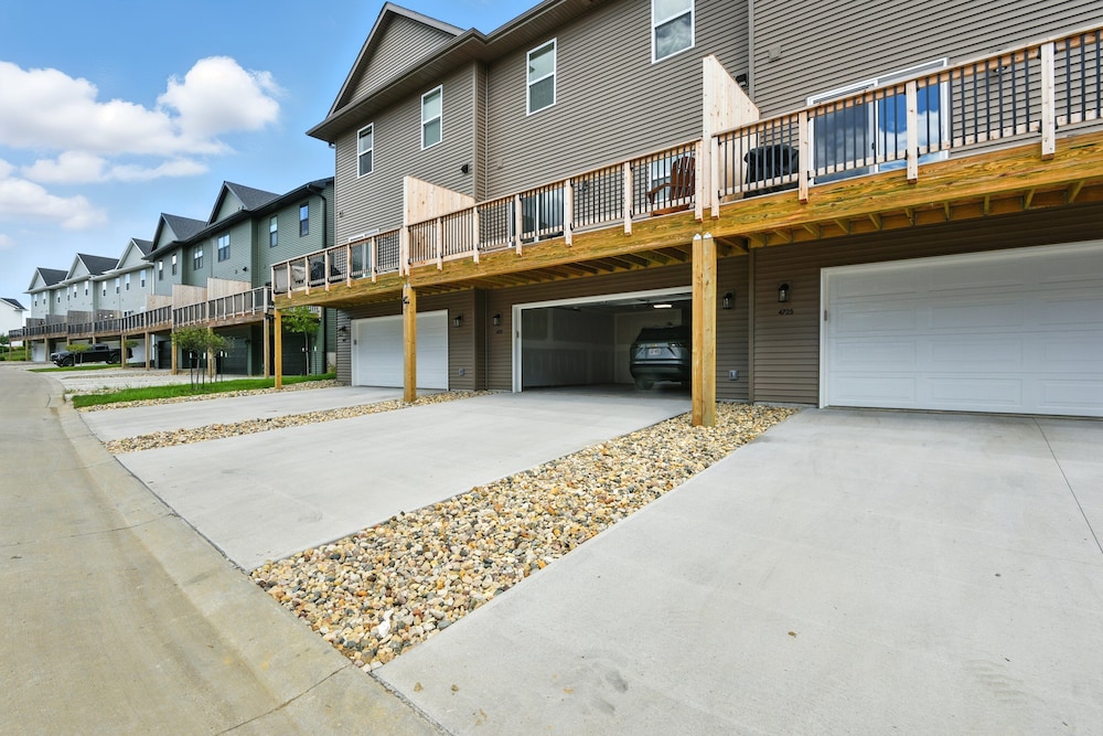 Modern Townhome Retreat In Prime Location 3 Bedroom Townhouse