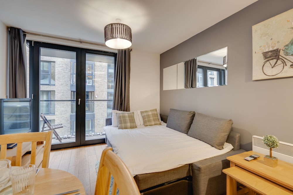 Impeccable 1-bed Apartment in Birmingham view 3