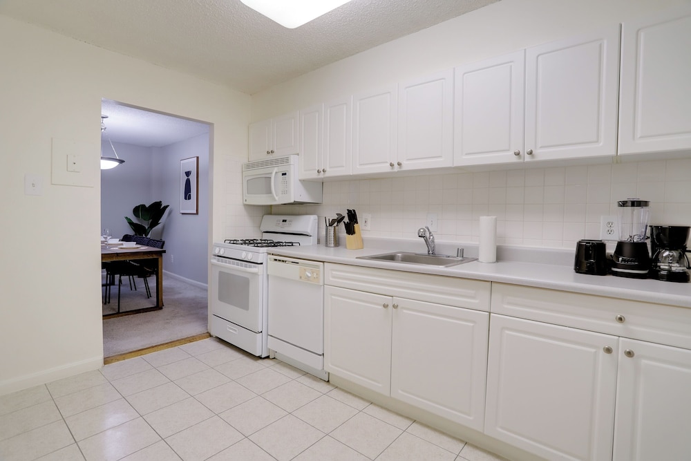 Modern Apt Near Airport & Metro