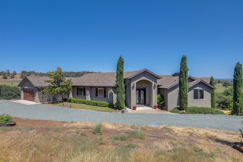 On-site Vineyard: Gem on 10 Acres in Pilot Hill!