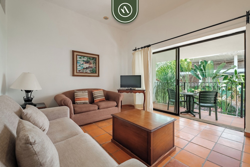 Condos with Pool - Near to the Beach
