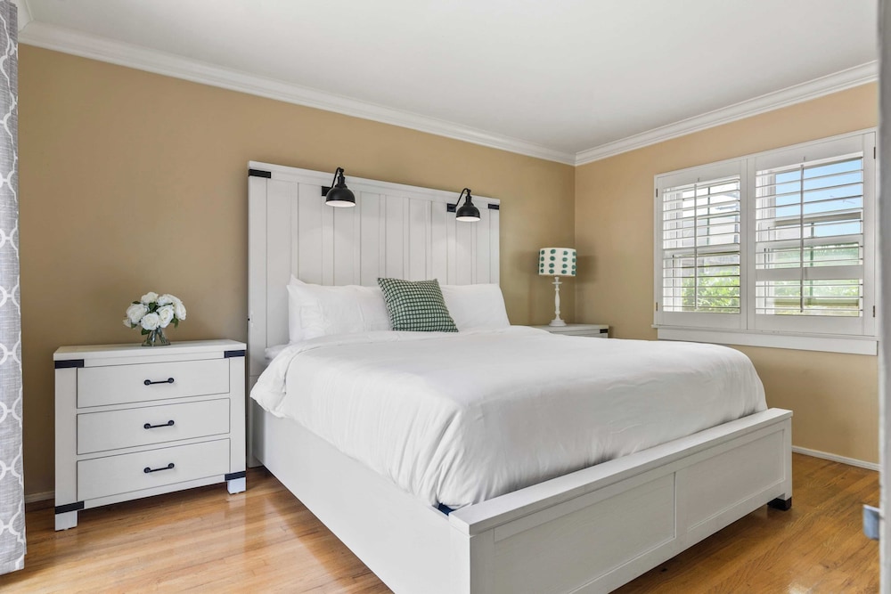 Point Loma Home w/ Putting Green, Firepit + Game Room & Beach Access Zola Street by Avantstay