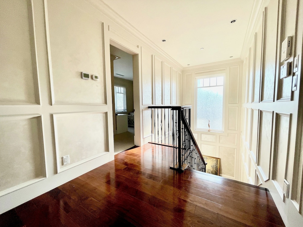 Vancouver Luxury Guest House - Image 1