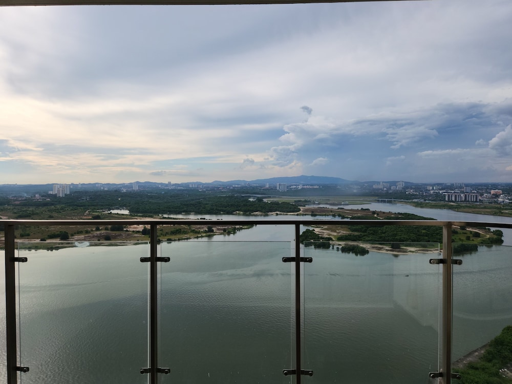 Country Garden Danga Bay by Widebed JB