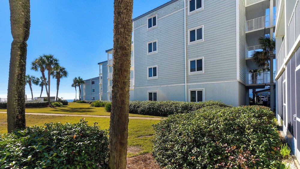 Sand Cliffs 108: Steps to Beach & Pool Access!