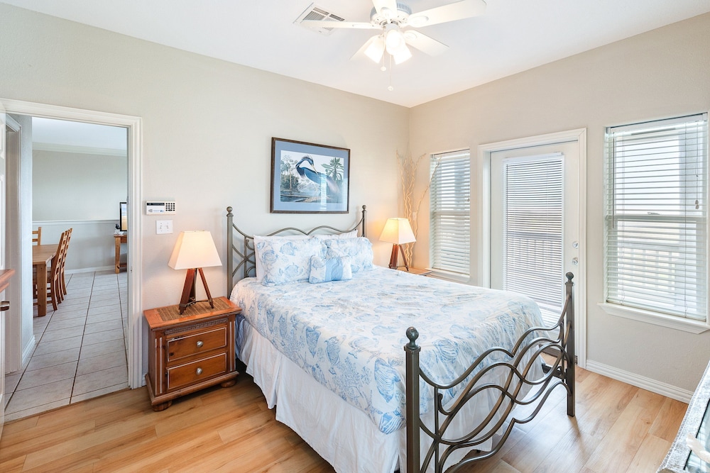 Beach Front Baby Ocean Views, Golf Cart & Pet Friendly!