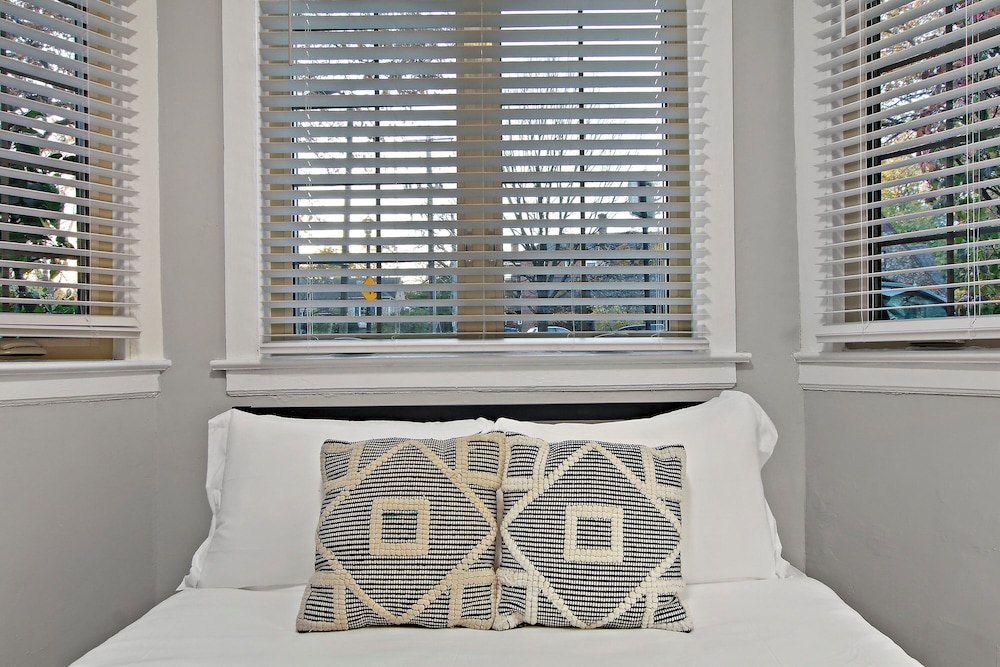 Sleek and Cozy 1BR Apartment - Hartrey G