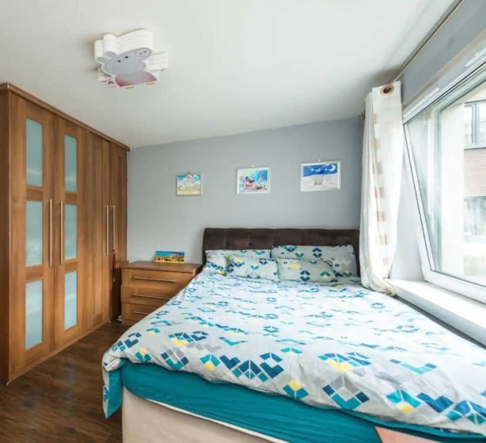 Elegant 4 Bedroom Maisonette Near Wardie Bay view 2