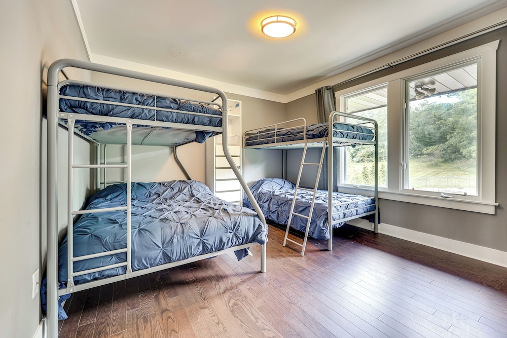 Spacious Family Getaway: 8 Mi to Main St Ann Arbor