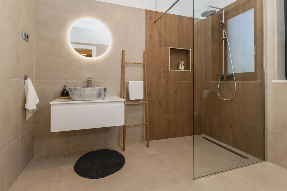 Photinia in Labin With 3 Bedrooms and 1 Bathrooms