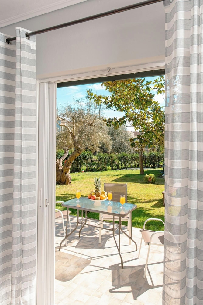 OLIA APARTMENTS LYGIA
