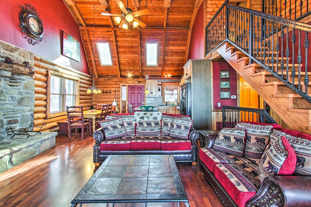 2 Mi to Ober Mtn: Hot Tub & Deck at Cozy Cabin!