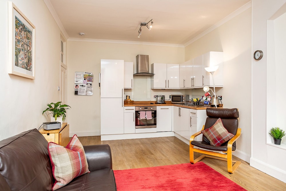 Lovely 2-bed Apartment in Old Town Edinburgh view 3