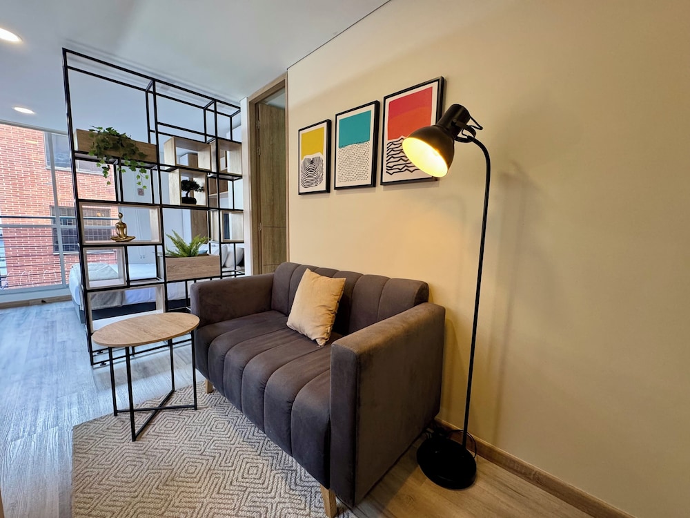 Cozy Loft in 93 park
