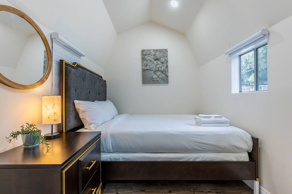 Stunning LA Luxury Retreat Ideal for Work or Play