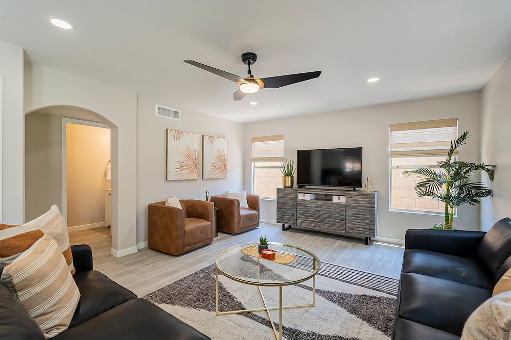 Dos Palmas - Gilbert Poolside Retreat