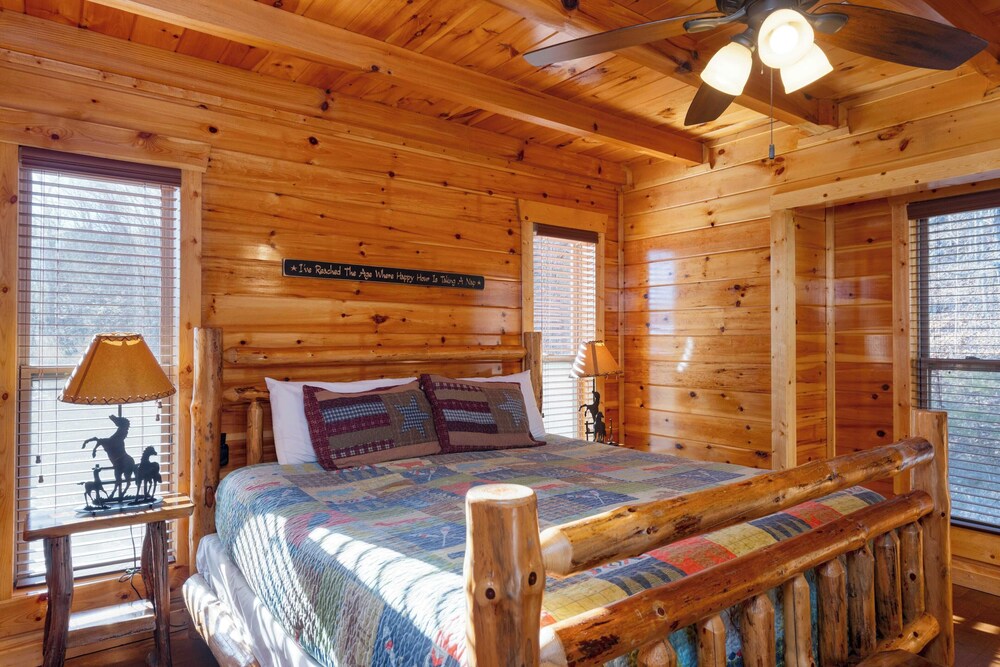 A View for All Seasons by Avantstay 12bdr w/ Game Room, Hot Tub, Movie Theater, Deck Views