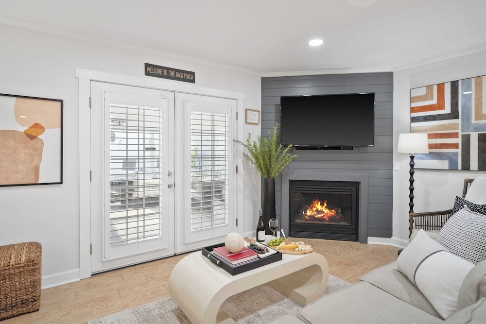 Newly Renovated! 2-min Walk to the Beach The Coastal Cottage by Avantstay