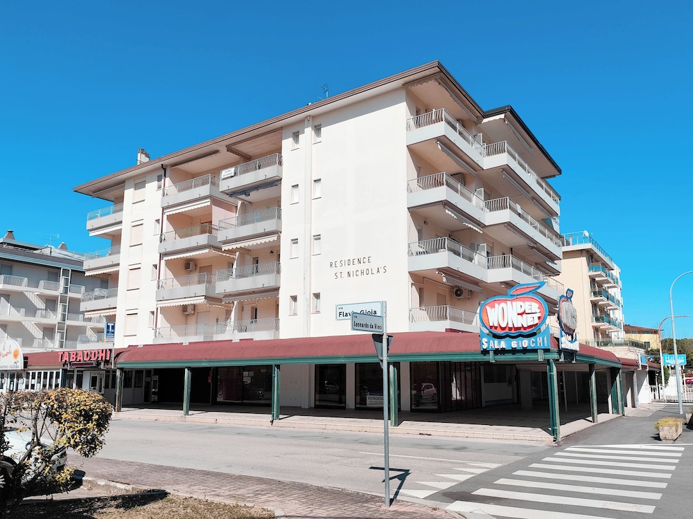 Studio With Balcony and Pool Access