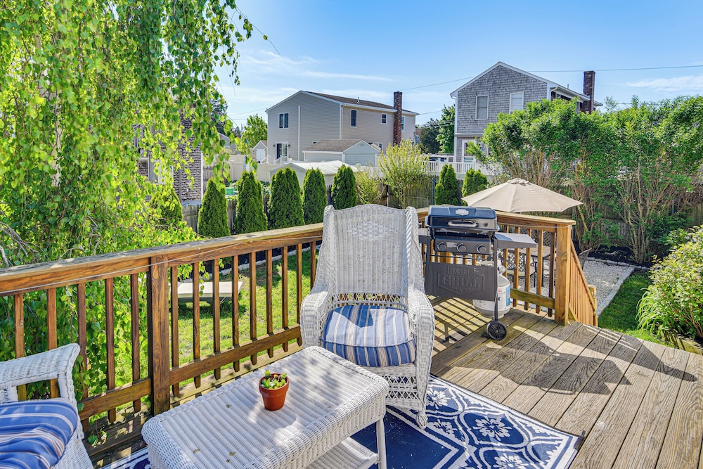 Beautiful Portsmouth Cottage By the Sea w/ Jacuzzi