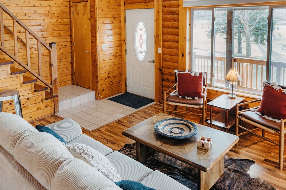 Lakefront Getaway w/ Fire Pit in Akron