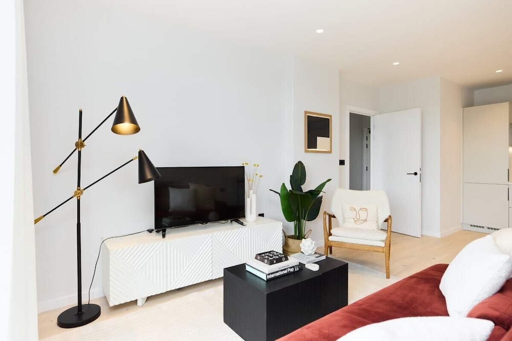 The Brondesbury Scenery - Bright 1bdr Flat With Balcony + Parking