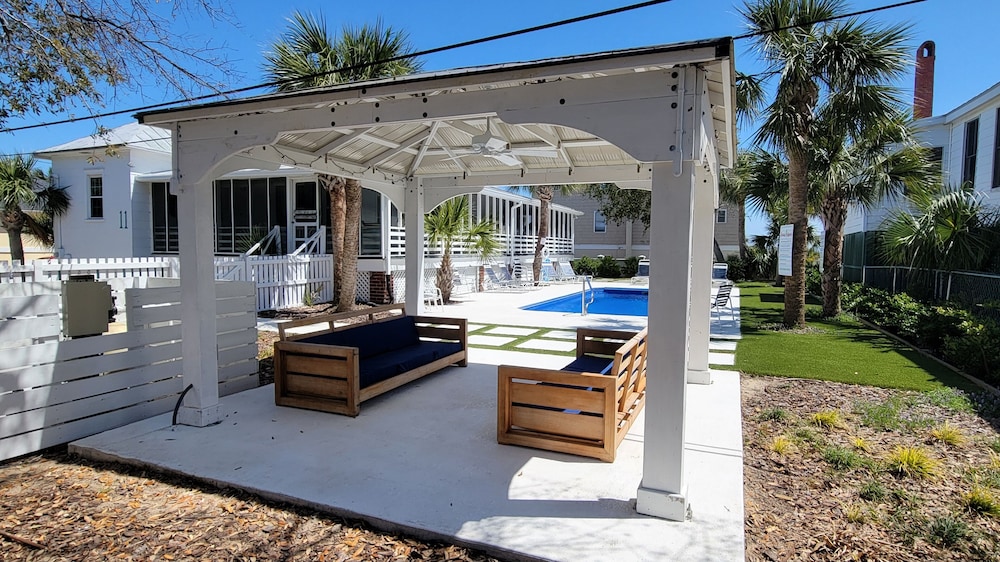 Twelve Palms Cottage by Tybee Vacation Rentals