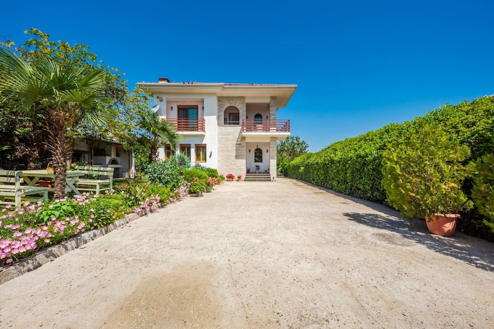 Charming Townhouse With Stunning Views