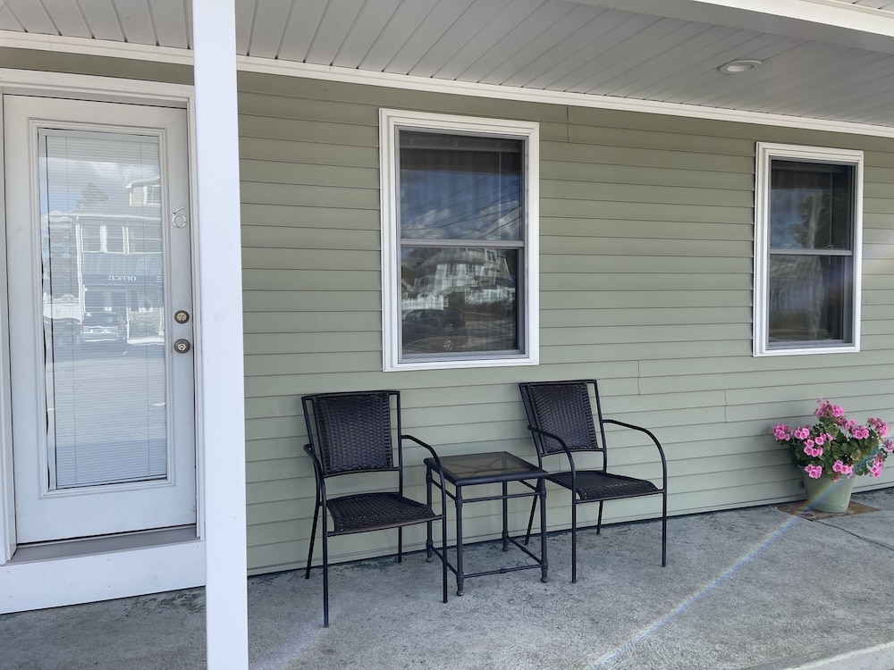 Moontide Motel Cabins & Apartments