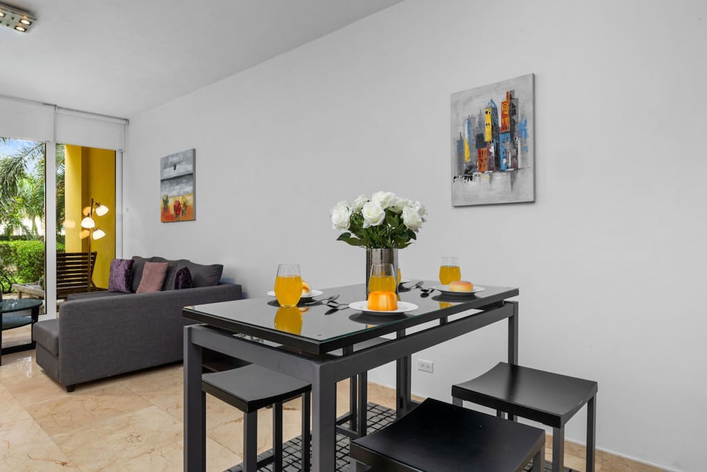 Charming 1br1ba Condo in Great Location With Pool