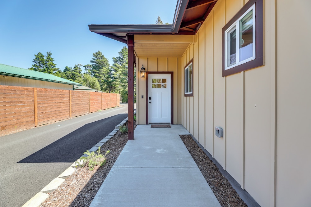 Family-friendly Florence Home: 3 Mi to the Coast!