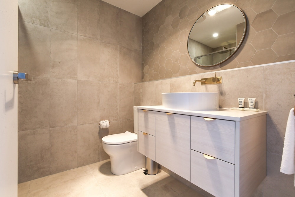 Superb 2-bed Apartment With Scenic Bay Views