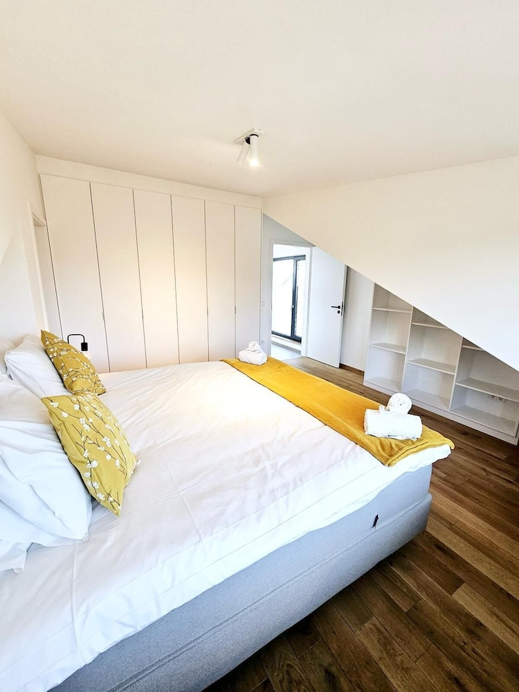 Spacious 3 bedroom large terrace&parking