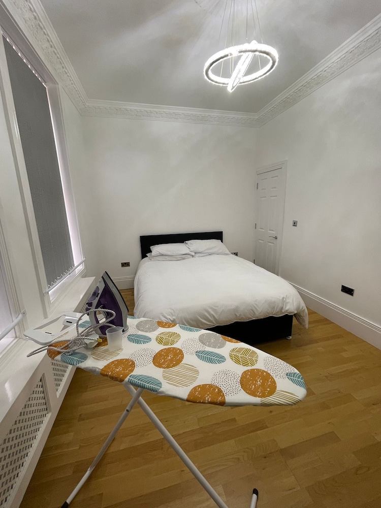 Charming 1-bed Apartment in Wolverhampton view 5