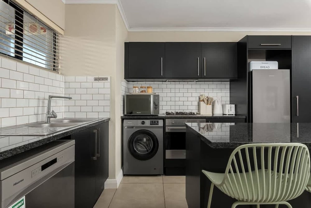 Modern 2 Bed Century City Apartment Pool Braai