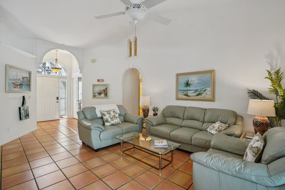 Relaxed Tropical Retreat 5 Miles To Beach 3 Bedroom Home